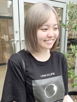 ザレミー(THE REMMY) ホワイトベージュのハイトーンカラー