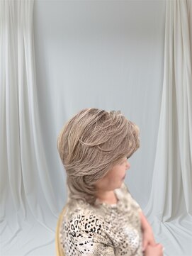 スリム(SLIM) シニア女性のブロンドカラー