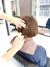 最初にシステムトニックを頭皮全体に塗布