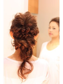 アフロディーテ(hair make aphrodite) ふんわりツイストアレンジ