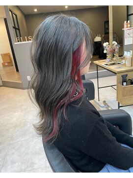 エリス ウメダ(Eliss umeda) 透明感グレーアッシュ×イヤリングローズ