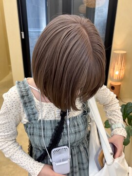 スニュウ(snuw) (snuw_hotaru)切りっぱなしボブブリーチカラーグレージュ