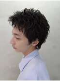 ラフな質感の無造作パーマ×スパイキーショートスタイル