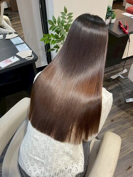 ヨンセンチメートルヒロサカ(4cm HIROSAKA) 髪質育成縮毛矯正