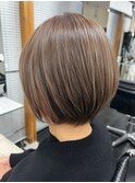 ショートボブ×白髪ぼかしハイライト