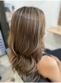 ミディアムヘア　シルキーベージュ　デザインカラー