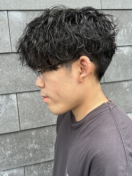 ヒュイル バイ ニアウ(Hwyl by Niau) メンズマッシュパーマ波巻スパイラルパーマニュアンスパーマ眉毛