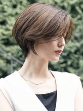 soigneのスタイリストが手掛ける、大人女性に支持される白髪ぼかしハイライト×ショートヘアをご紹介＊