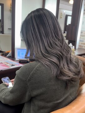 ゼウス(Zeus.) 海外ヘアーハッシュカットレイヤーカット