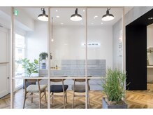 『お手荷物や上着のお預かり』-お客様のお荷物を丁寧・安全に保管します-