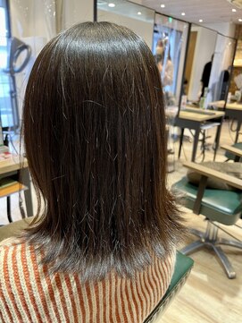 サラ(sarah) ミディアム切りっぱなしボブ