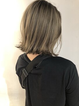 リバレッジ 白金(Leverage) シルバーベージュ外ハネボブ  30代40代50代【白金/目黒】 濱口