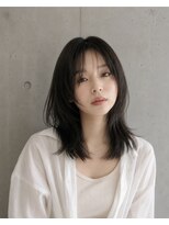 アルテ(ARTE)&nbsp;暗髪×顔周りレイヤーで魅せる艶感ミディアムヘアスタイル表参道