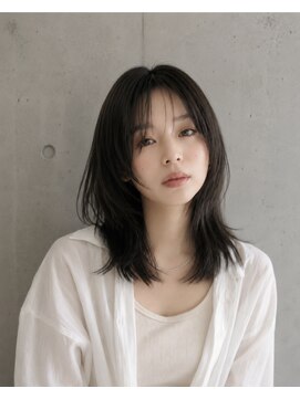 アルテ(ARTE) 暗髪×顔周りレイヤーで魅せる艶感ミディアムヘアスタイル表参道