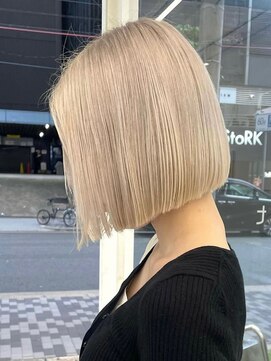 ニトバイアンキシム(nit by ahnkism) ボブミルクティーベージュブリーチダブルカラー堀江