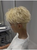 夏におすすめ!ホワイトブロンド刈り上げショート