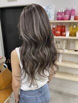 ジゼル(gisele) ミディアムロング×ハイトーン×白髪ぼかし×20～50代