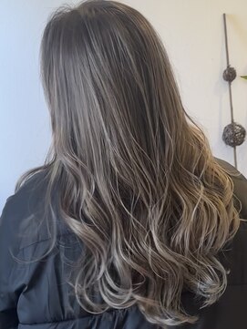 ゼウス(Zeus.) 海外ヘアーハッシュカットレイヤーカットハイライトカラー