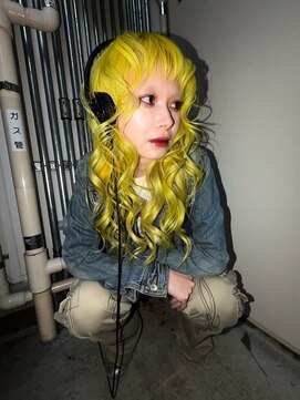 ヴァーディ オモテサンドウ(Vardy omotesando) yellow/イエロー 黄色ハイトーンロング 巻き髪 表参道ハイトーン