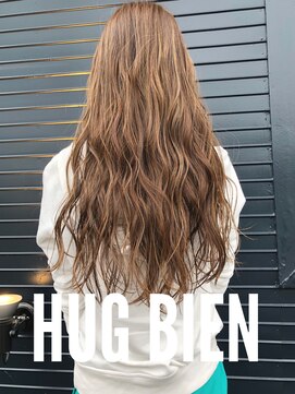 ハグヴィアン(HUG BIEN) ハイライトとベージュの組み合わせです☆
