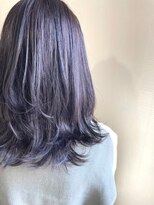 美容室 メザミー MESAMIES ブリーチ寒色系カラー×外ハネナチュラルセミロング