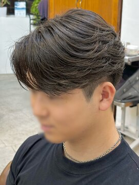 ビッケ(Vicke) 前下がりセンターパート/ニュアンスパーマ/コンマバング