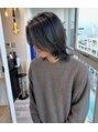 ユニ(uni)&nbsp;ミディアムヘアーのナチュラルなストレートスタイルも◎