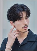 大人の抜け感を演出する、今トレンドのフェザーパーマ