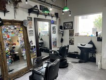 グランパレ(Grand Parais)の雰囲気（アンテイークな鏡の前で理想のヘアーへ [メンズカット/パーマ]）