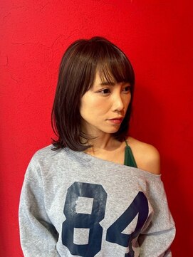 やわらか質感のスリークミディ×透明感ダークトーン