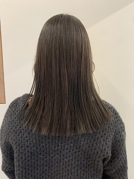 メク(meku) ブリーチ無しでできるオリーブグレージュ/ぱつっとロング