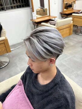 エミーバイモアムー(Emmie byMoremuu) 【アイリ】メンズホワイトバレイヤージュ