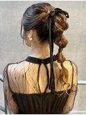 編みおろしリボンヘアアレンジおくれ毛お呼ばれ金箔ポニーテール