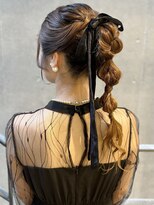 オリンテ バイ レシッド 表参道(orente by rcid)&nbsp;編みおろしリボンヘアアレンジおくれ毛お呼ばれ金箔ポニーテール