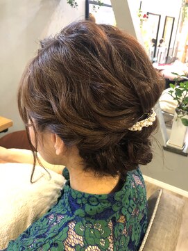 デイジー(Daisy) 大人かわいいゆるふわシニヨン