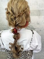 ラカシェット(la-cachette) ヘアセット　twist ringカチューシャの編みおろしアレンジ