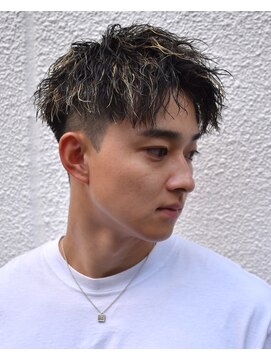 フリーク バーバーショップ 都島店(FREAK BARBER SHOP) 金メッシュ縦落ちツイストスパイラルパーマショートアップバング