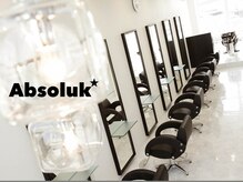 アヴソリューク(Absoluk)の雰囲気（白黒のモノトーンで大人雰囲気サロン。天高で開放感も抜群）