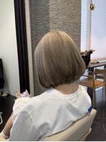 アオ(Ao) ホワイトベージュ 前下がりボブ