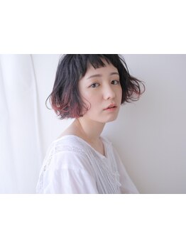 光に透けるような透明感たっぷりなニュアンスカラー♪結んでかわいいインナーカラーも◎