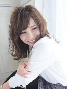 ヘアアンドメイク アリス(hair&make ALICE produce by COLT) 外はねミディアム×切りっぱなし×柔らかグレージュ