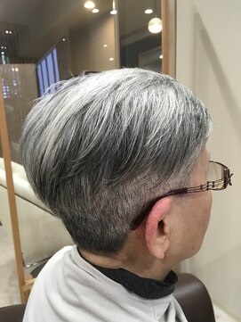 ヘアサロンアンドヘアメイクディー(hair salon hair make D) 仙台D ナチュラルなグレイヘアを活かす軽やかなショートスタイル