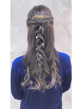 ドゥマン(Demain) パーティーヘアアレンジシニヨンくるりんぱ編み下ろしスタイル