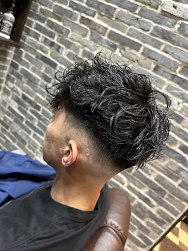 ミリオンバックス 御徒町店(Million Backs) スペインカール/束感ショート/波巻き<理容室>[メンズ/御徒町]