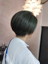 ユラウ(yurau) ハンサムショート×ブリーチなしダークグリーンカラー