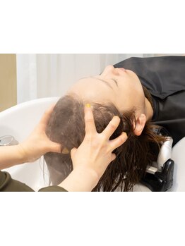 当店ではカラー後のシャンプーの時間を大切にしています。頭皮ケアにもこだわるあなたにオススメ◎