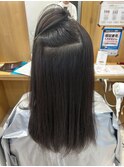 つややかなストレートヘアスタイル