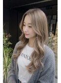 柔らかベージュの艶ロング