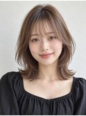 ブラウンミディ：薄め前髪と自然なツヤ感。