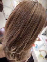 カリーナヘアー(carina hair) ツヤのあるカラーで抜け感アップ